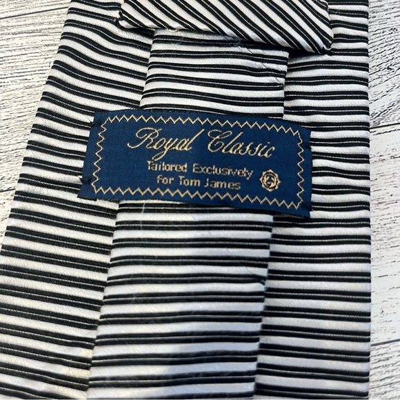 Royal Classic All Silk Tie Handmade in USA Black/Silver/White Striped - Picture 3 of 10
